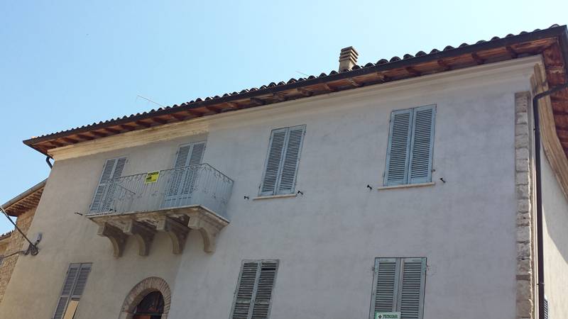 Sulla piazza di Todiano in palazzetto vendesi alloggio su due livelli ...