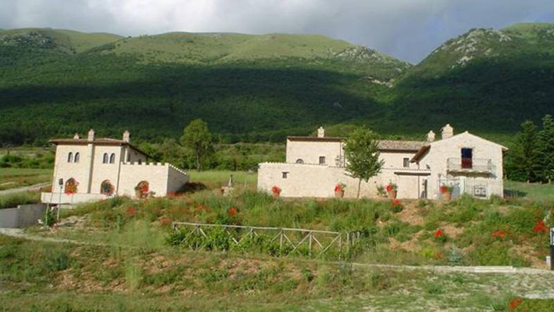 Interessante AGRITURISMO di prestigio, situato a solo 4 Km dal centro,...