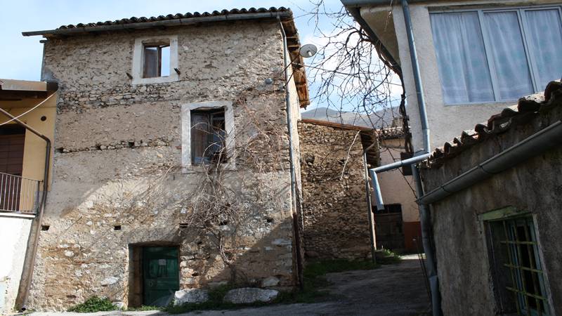 Casa in pietra di mq 140 conprensiva di fondi su tre livelli....