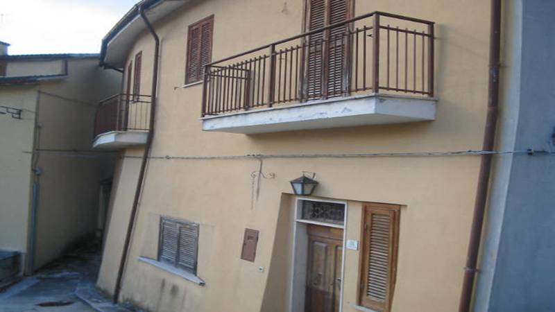 Single house on three levels of approximately 190 sqm...