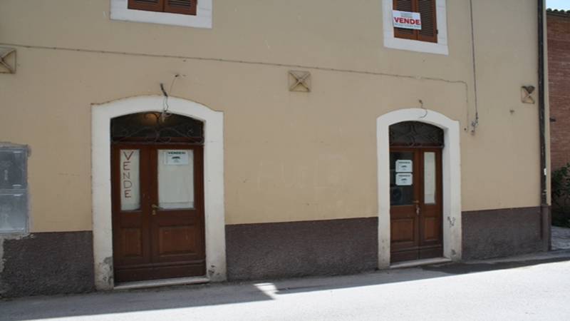 Commercial bulding of about 45 sqm double doars....