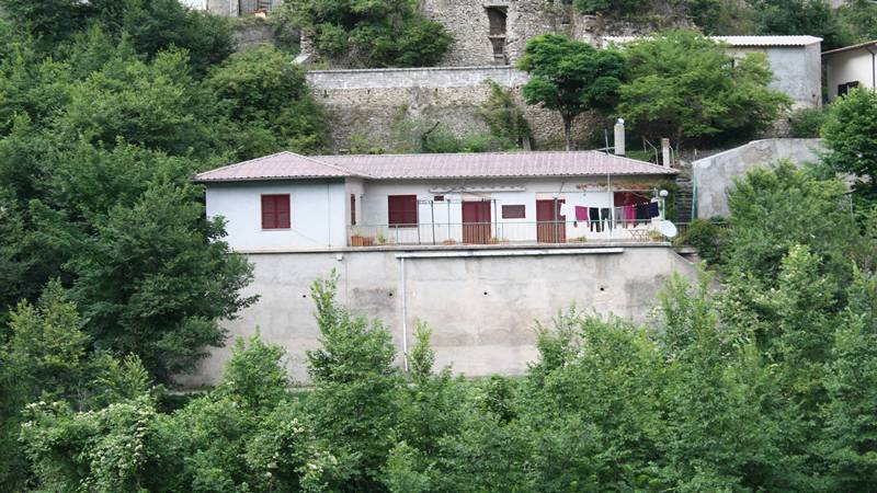 Single house of about 120 sqm, autonomous heating with GPL, comprisin...