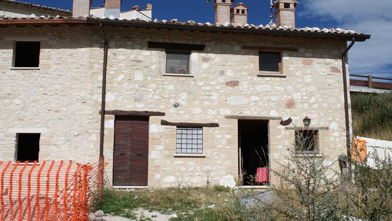 Abitazione indipendente in pietra su tre livelli distinta in due unitą...