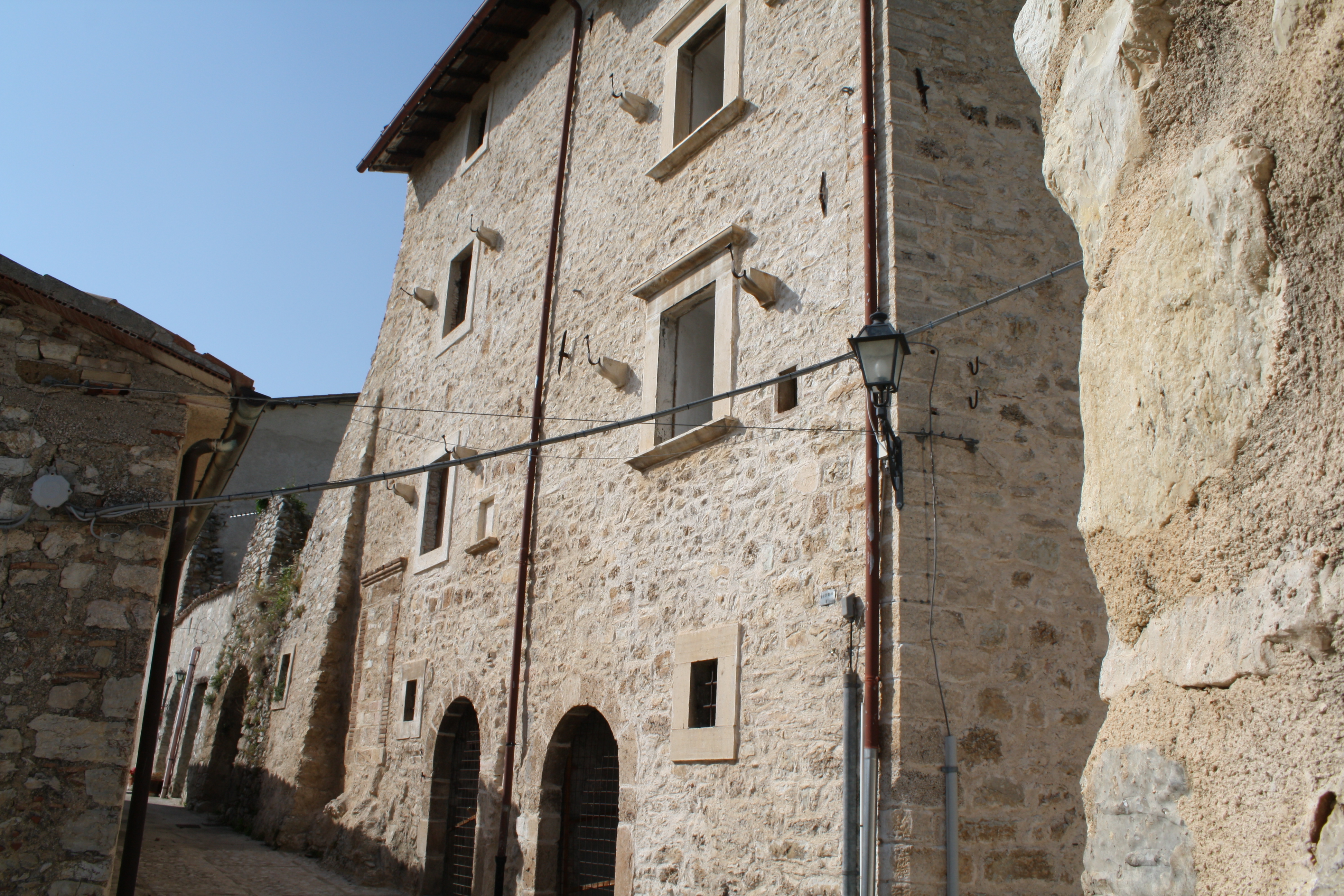 Palazzetto su tre livelli in corso di costruzione di mq 250 circa con ...