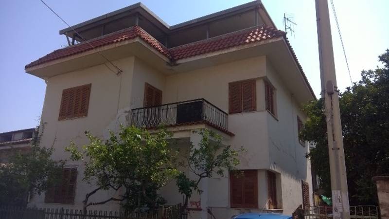 Townhouse of 170 square meters consisting of two separate apartments ...