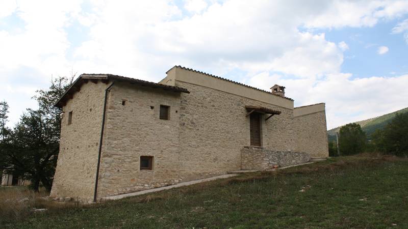 Casale in pietra ristrutturato di mq 300 con annesso terreno agricolo ...