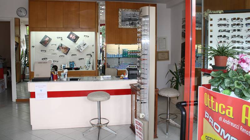 Commercial space with bathroom and closet and the possibility of purch...
