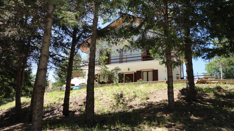 Detached villa of 300 square meters for residential use / receptive wi...