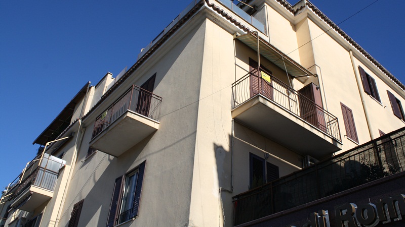Appartamento posto al secondo piano di mq 90, soggiorno vivibile, tre ...