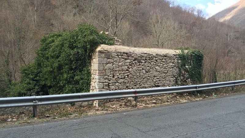 Stone farmhouse of great size to be reconstructed with adjoining land ...