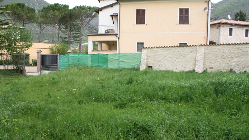 Porzione di bifamigliare su 4 livelli di mq 200, salone, cucina, due b...