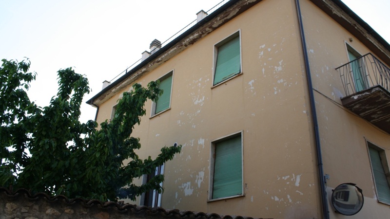 Palazzetto di mq 160 su due livelli con annesso terrazzo e fondi...