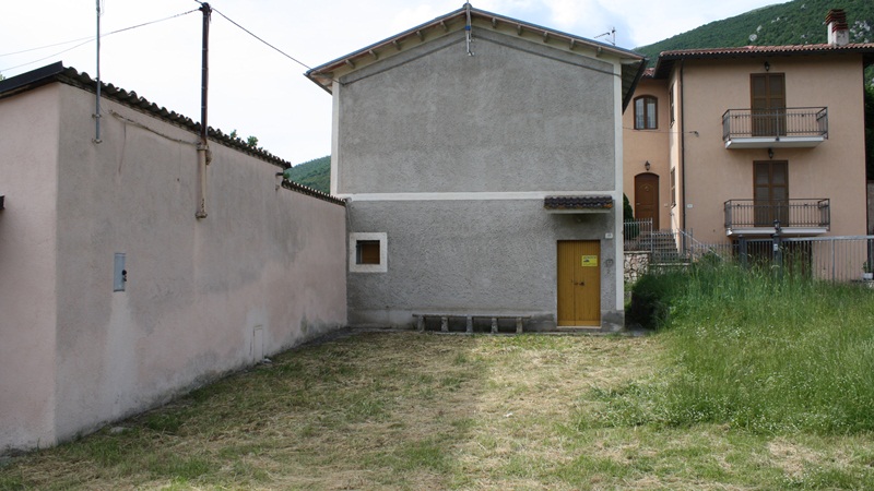 Abitazione indipendente da ricondizionare, con annessi terreni, garage...
