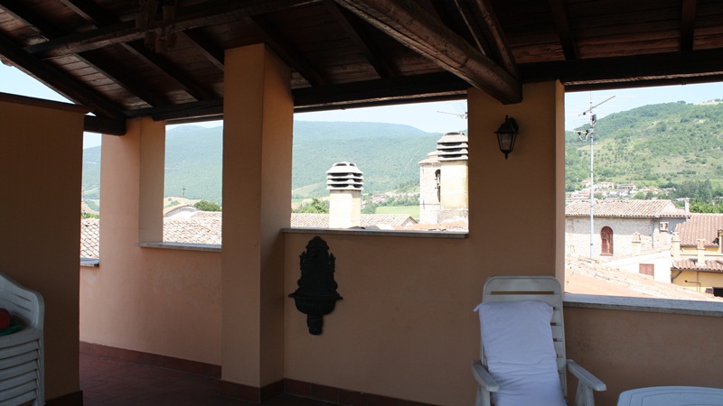 Abitazione cielo terra, su tre livelli composta da tre camere da letto...