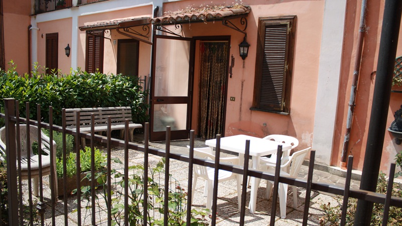 Appartamento piano terra di mq 55 circa con annesso giardino e posto a...
