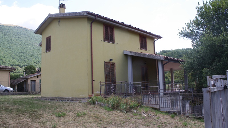 Villa indipendente di mq 210 circa su tre livelli, con annesso portico...