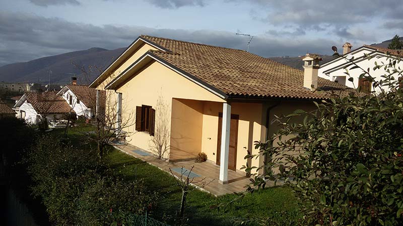 Villetta indipendente su 2 livelli con ingressi indipendenti e scala i...