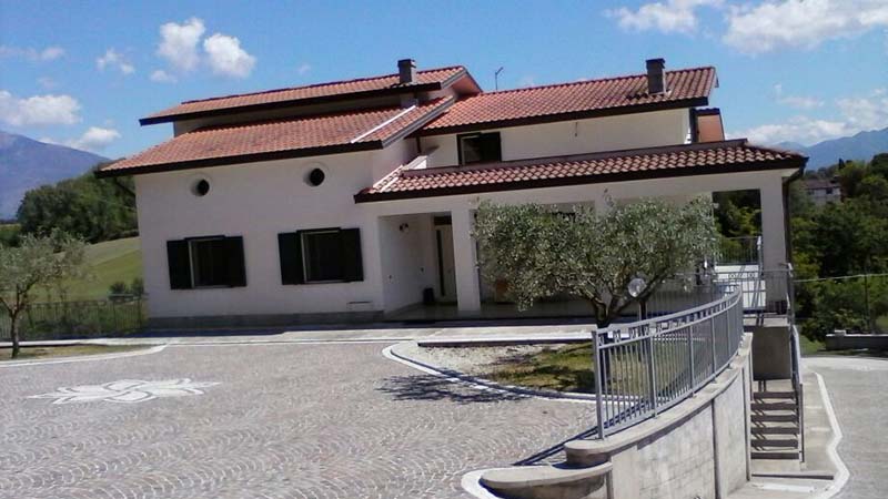 Villa indipendente di mq. 450 su tre livelli con annesso gia...