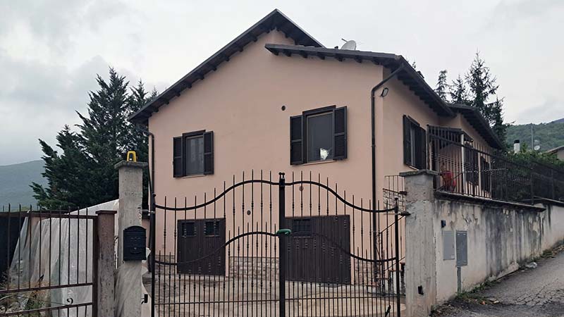 Villa indipendente su due livelli. Piano terra mq 125 salone...